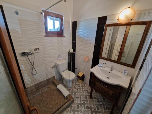穆里吉奥尔Gulliver Delta Resort的带淋浴、卫生间和盥洗盆的浴室