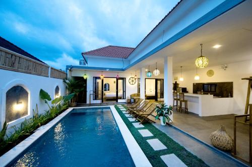 坎古Yolo 365 Villas and Resorts, Canggu, Bali的一座带游泳池和房子的别墅