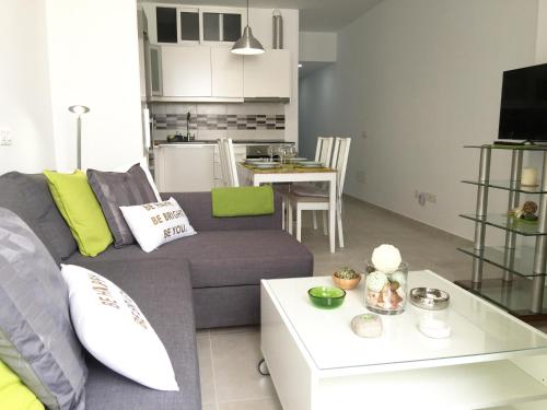大加那利岛拉斯帕尔马斯迈伊公寓的客厅配有沙发和桌子