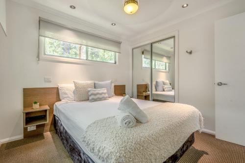 楠巴卡黑兹BIG4 Tasman Holiday Parks - Nambucca Heads的一间卧室设有一张床和一个窗口