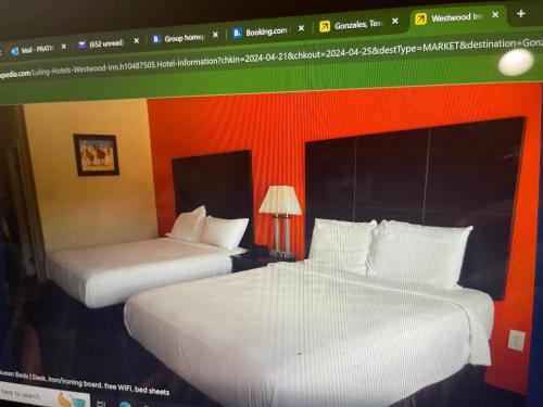 Gonzaleswestwood inn的配有网站的酒店客房内的两张床