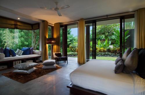 努沙杜瓦Villa Amita on the Bukit, Pandawa beach的一间卧室设有一张床和一间客厅。