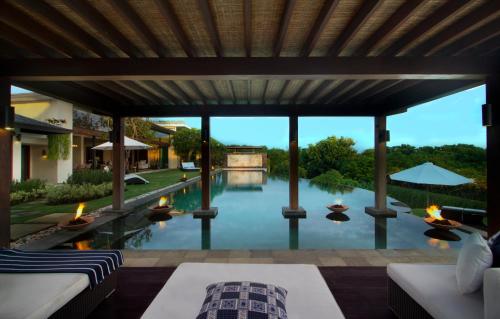 努沙杜瓦Villa Amita on the Bukit, Pandawa beach的享有房屋景致的游泳池