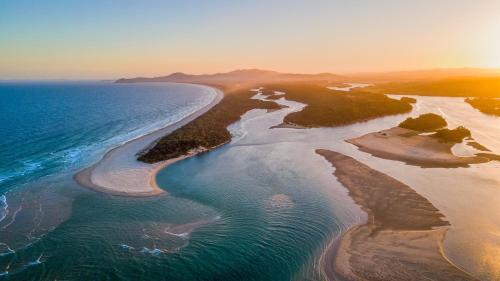 楠巴卡黑兹BIG4 Tasman Holiday Parks - Nambucca Heads的享有海洋和海滩的空中景致