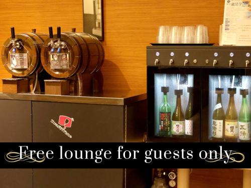 奈良奈良日航国际酒店的柜台上的咖啡排队和瓶装葡萄酒
