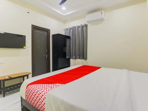 IbrāhīmpatanSRI NIRVANA PRIDE的一间卧室配有一张带红色毯子的床