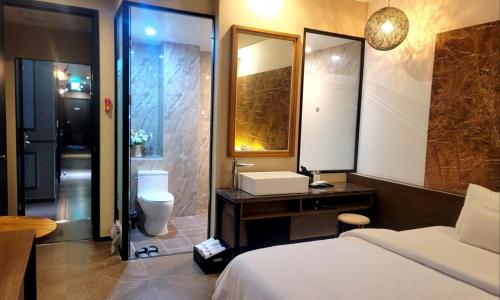 昌原市Jinhae Pasta Hotel的一间带床、水槽和卫生间的浴室