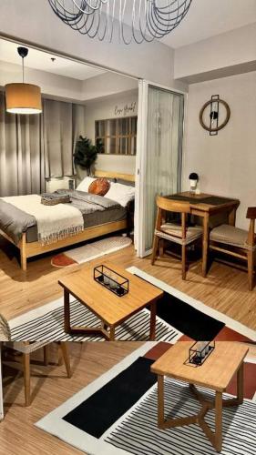 马尼拉Azure Urban Residences Beach and Resort by Vookley的客厅配有床和桌子