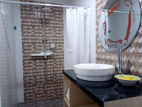 KrambitanRumah Bali Kelating的一间带水槽和镜子的浴室