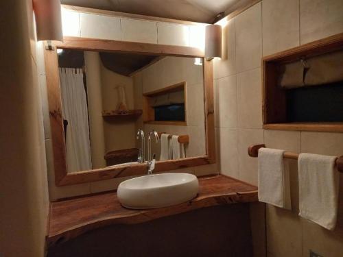 Ol Pejeta ConservancyMAISHA SWEETWATERS CAMP的浴室设有白色水槽和镜子