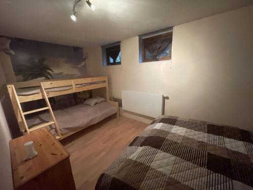 诺拉Nyhyttan Modern retreat的一间卧室配有床和双层床。