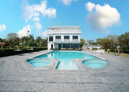 DabokRupis Resort的大楼前的游泳池