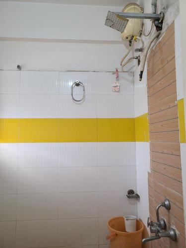 艾哈迈达巴德Hotel Motera Inn的浴室配有卫生间和黄色及白色的墙壁。