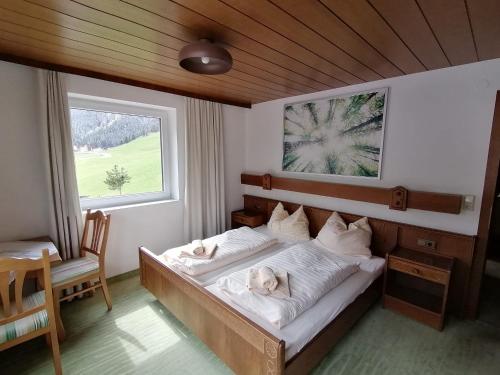 图克斯Ferienhof zur Sonne的一间卧室配有一张床,里面放着两只狗