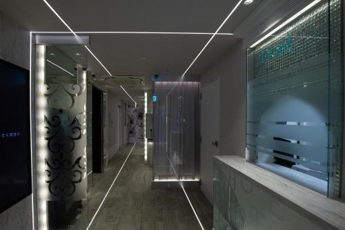 东京Hotel Blanche 大人専用的一间带步入式淋浴间和玻璃墙的浴室