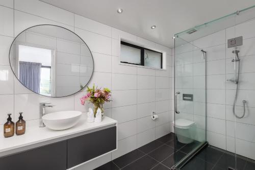 欧尼罗亚凯布尔海湾美景公寓的白色的浴室设有水槽和镜子