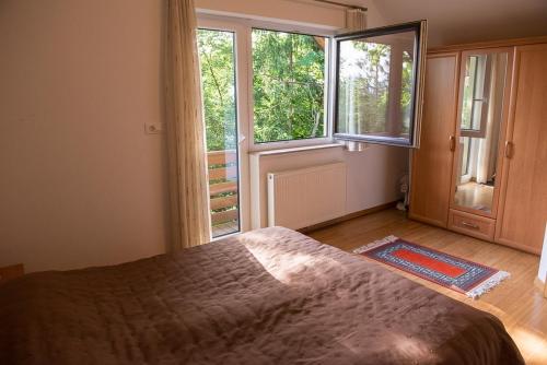 克拉尼Holiday Home Lemut的一间卧室设有一张床和一个大窗户