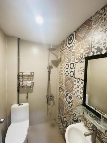 河内Michi house căn hộ đối diện bảo tàng HCM的一间带卫生间、水槽和镜子的浴室