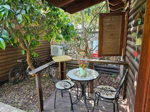 卡梅尔齐默花园乡村民宿的庭院配有两把椅子、一张桌子和一辆自行车