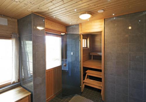普马拉Okkolan Lomamökit的带淋浴和盥洗盆的小浴室