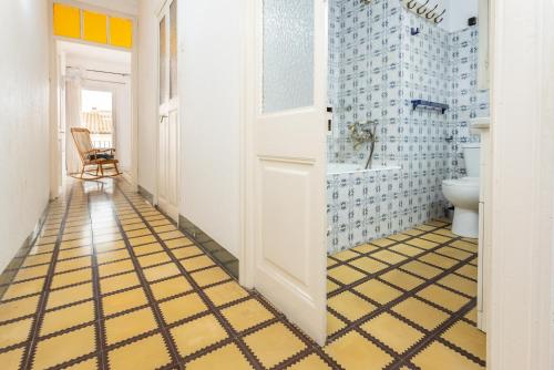 帕拉弗鲁赫尔Ca L' Anton的浴室铺有黄色和蓝色的瓷砖地板。