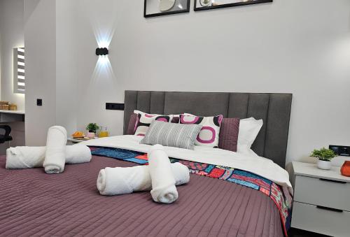 阿拉木图ЖК Комфорт Сити Бизнес, 2 room Apartment 47的卧室配有带粉色和白色枕头的大床