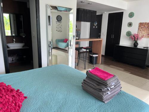 普拉亚布兰卡Town Center Paradise in Playa Blanca的一间卧室配有蓝色的床和粉红色的床单
