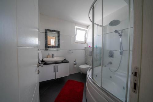 马尔马里斯Villa Poyraz的浴室配有卫生间、盥洗盆和淋浴。
