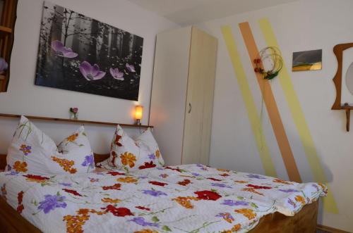 柯尼希施泰因易北Ferieneinrichtungen-Haus-am-Stein的一间卧室配有一张床和被子