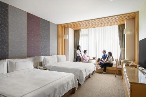 礁溪长荣凤凰酒店（礁溪）的酒店客房,设有两张床,住客可以坐