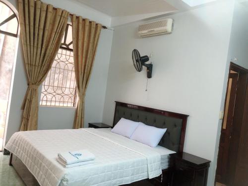 海防Hotel Nam Sơn Tân Dương的一间卧室配有一张床,上面有两条毛巾
