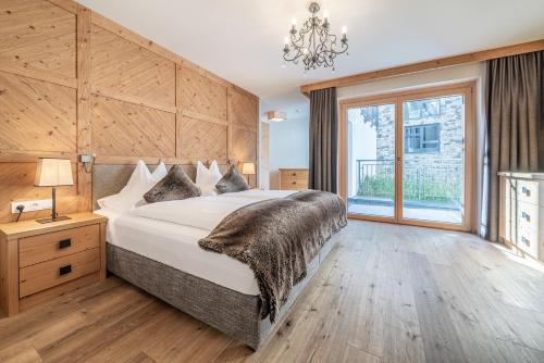 奥伯古格尔Gletscherblick- serviced apartments的一间卧室设有一张大床和一个大窗户