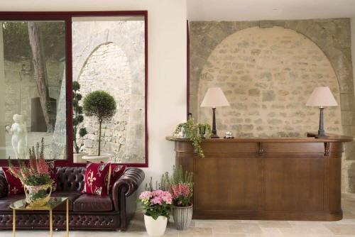 SepmesChateau Laroche-Ploquin的客厅配有沙发和桌子