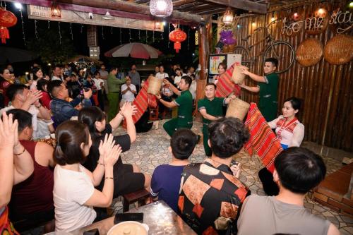 枚州县Nhà nghỉ 28 - Homestay Biên Thùy, Bản Lác, Mai Châu, Hòa Bình的一群人在人群面前观看表演