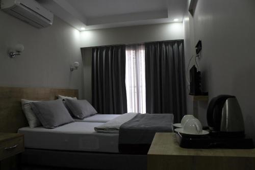 mojo otel客房内的一张或多张床位