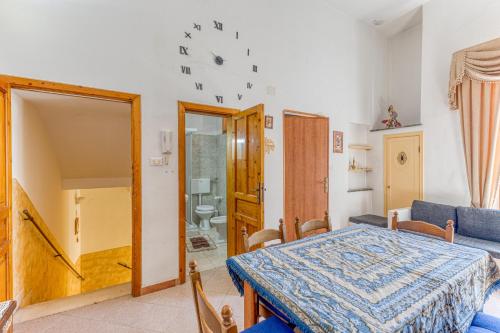 特里卡塞Appartamento Tricase的一间卧室设有一张床和一间浴室。