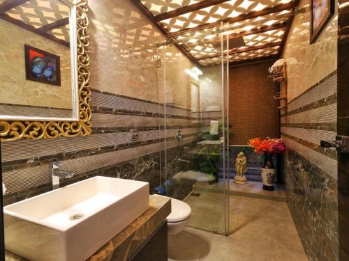 孟买Shore Beats Villa的一间带水槽和卫生间的浴室
