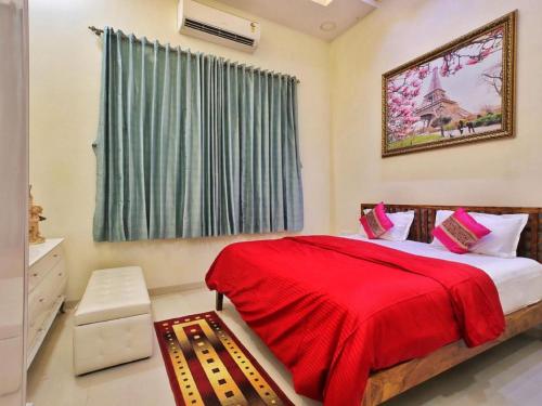 孟买Shore Beats Villa的一间卧室设有红色的床和窗户。