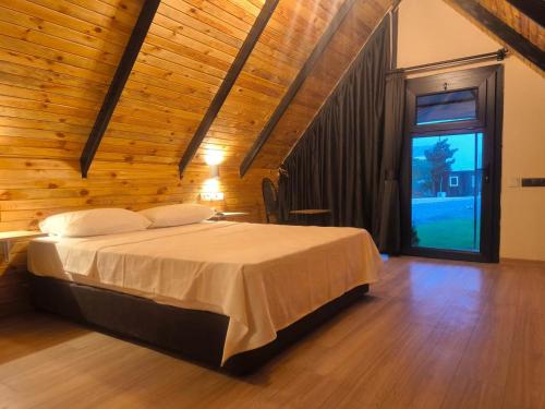 哈塔伊Motto Wood Otel的一间卧室设有一张床和一个大窗户