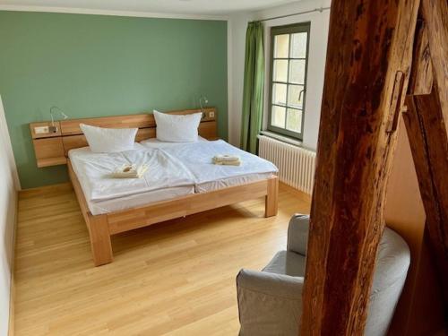 DingelstedtKloster Huysburg Ekkehard Haus的一间卧室配有一张带白色床单的床和一扇窗户。