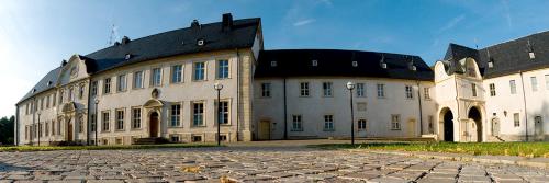 DingelstedtKloster Huysburg Ekkehard Haus的黑色屋顶的白色大建筑