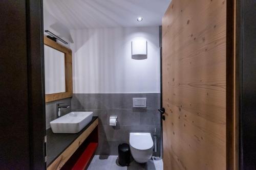 科瓦拉因巴迪亚Rifugio Crëp de Munt的浴室配有白色水槽和卫生间。