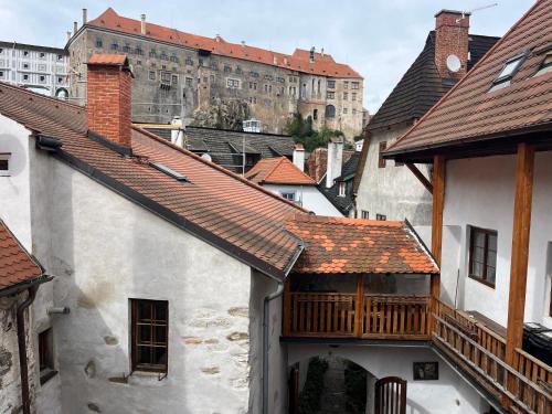 捷克克鲁姆洛夫旅游旅馆的一座城市中带阳台的古老建筑