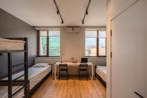 埃里温堪达尔旅馆的客房设有两张双层床和一张带笔记本电脑的书桌。