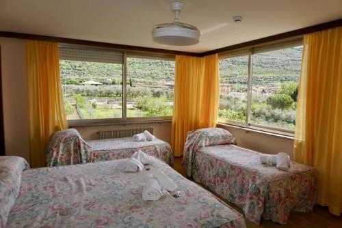 加尔达湖滨戴安娜酒店的酒店客房设有两张床和窗户。