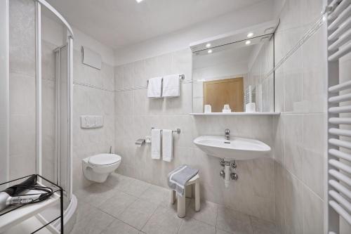 蒂鲁罗特里舍霍夫贾尼酒店的白色的浴室设有水槽和卫生间。