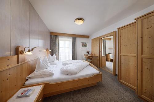 蒂鲁罗特里舍霍夫贾尼酒店的一间卧室配有带白色床单和枕头的床。