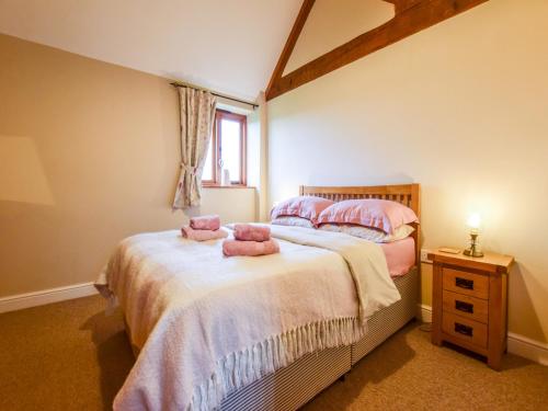 贝德福德The Brambling的卧室配有两张床,床上有粉红色的填充动物