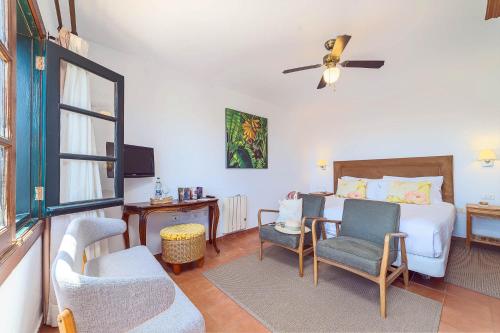 圣巴尔托洛梅卡塞里奥德莫扎佳乡间别墅酒店的一间卧室配有一张床、两把椅子和一张书桌