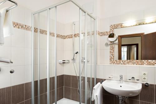 罗拉赫梅耶霍夫酒店的带淋浴和盥洗盆的浴室